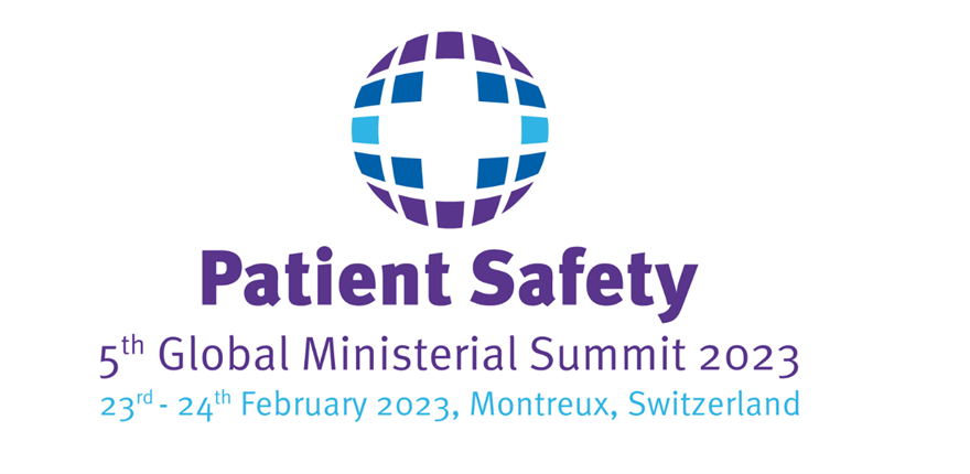 Logo des 5. Patient Safety Summit, welcher vom 23.  - 24. Februar 2023 in Montreux, Schweiz, stattfinden wird. Das Logo zeigt ein weisses Kreuz, inmitten einer Kugel, welche in blauen und violetten Farben koloriert ist.